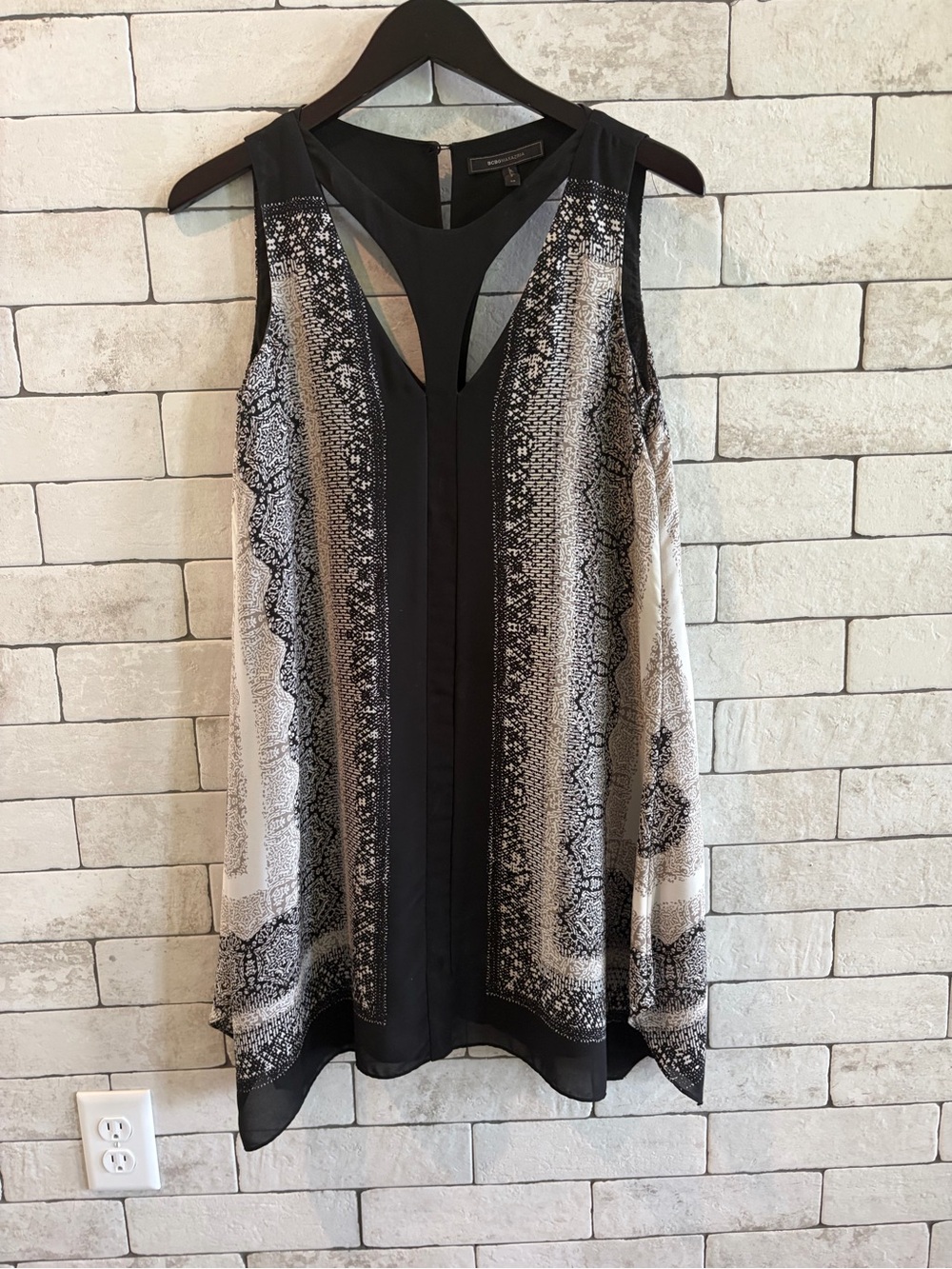 BCBGMAXAZRIA Black & White Printed Sleeveless Dress XS | Flowy Asymmetrical Hem